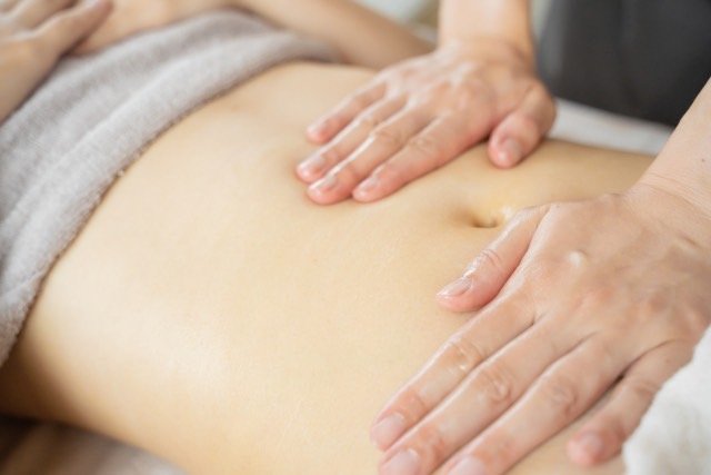 薬に頼らない！腸活マッサージ（腸もみ）と食事で整える年齢にも負けない便秘ケア